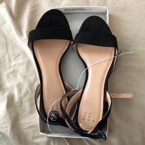 a•n•d ea wy black strap sandals